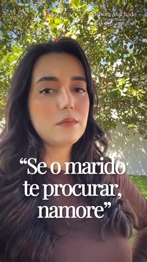 Dra. Débora Machado | Sexóloga on Instagram: "Se o marido te procurar, namore. Queridas, se o seu marido te procura, se ele te busca, é porque ele te ama. Não negue sexo ao seu marido. Faça. Faça com amor. Faça com alegria. Tenha constância sexual no seu casamento. Não é de vez em quando, não é uma vez ou outra, não é quando sobra tempo. Não deixe que o seu marido se torne um mendigo sexual, tendo que implorar por algo que é princípio do casamento. Isso não é normal, isso não é saudável, isso nã