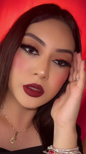 Maquillaje en tonos rojos elegante fácil y bonito ✨🍷🍒 #paratiii #makeup #maquillajededia #maquillaje #maquillajefacilyrapido #maquillajeelegante #glammakeup #cherrymakeup #redmakeup