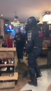 #France 🇫🇷Mouvement "Bloquons tout" du 10 septembre : Expulsion musclée de Danielle Simonnet - Paris (15e circonscription) - députée du groupe Écologiste et Social, d’un café parisien #Verbatim : Mme Simonnet - Je suis un représentant au parlement républicain et j'ai le droit de boire du caféLe fonctionnaire de police - Et je suis de la police nationale et j'ai le droit de vous virer#mouvement #bloquonstout #10septembre #DanielleSimonnet #Police #expulsion #café | OR Médias