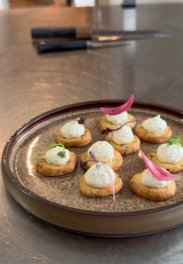 Recette rapide pour l’apéro ! 🤩 C’est une recette facile pour l’été, sablés au fromage et sa crème acidulée 🤤 #humour #cuisine #recette #chef