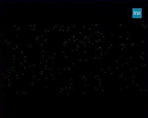 COLLANTS FILÉS 🪡C'est quoi la mode grunge ? En 1993, le journal de France 2 se penche sur la question. Si la mode a récupéré le mouvement, "les vrais fringues grunges c'est les puces, les poubelles, récupérations et Emmaüs et sinon mes collants, je prends ceux de ma mère quand ils sont filés..." | INA