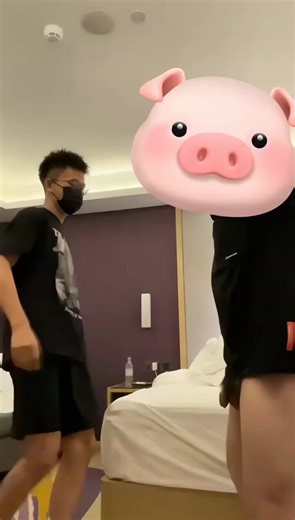 RT @Goodboy45189426: 《灰灰狠踢8min：935》球鞋硬还是铁棒硬，都快练成条件反射了，一抬脚就往后躲。