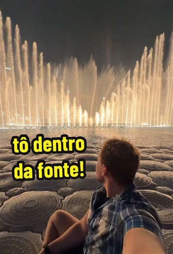 Sabia que dá pra ver o show da Dubai Fountain de DENTRO da fonte? Só cuidado pra não levar uma jatada de água 😂 custa só 35 reais pra ver da plataforma e eu amei! #Dubai #DubaiFountain #Travel #Viagem #BurjKhalifa