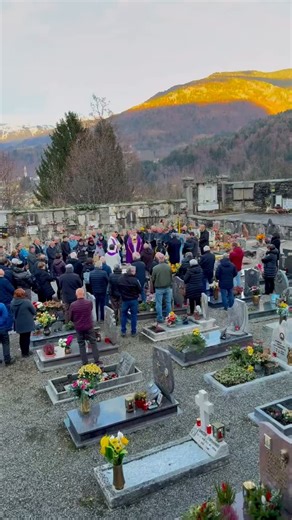 Ulderica Da Pozzo on Instagram: "il canto finale dei cantori di Gorto con Don Loris. e Don Mirco a salutare Don Gianni Pellarini che riposerà nel cimitero della Pieve di Santa Maria di Gorto, vicino ai suoi predecessori, tra terra e cielo vicino alle sue amate montagne. In questi antichi canti c’è la malinconia e la speranza .Mandi Don Gianni pausa tal signor. e grazie. #cimitero #canti #funerale #j #carnia #mandi #tradizioni #tradizione #don #"