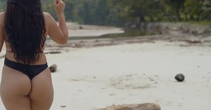 Culo expuesto en un sexy bikini de tanga en la playa