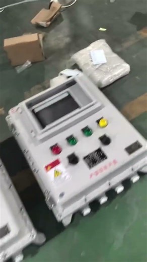 Intelligent flow metering controller for liquid level control cabinet