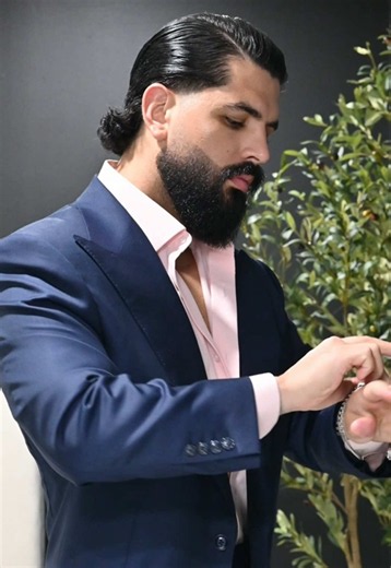 Outfit con traje azul bespoke y camisa rosa peinado clásico con línea de lado #mensfashion #formaldress #suitstyle #mensgrooming #menshair