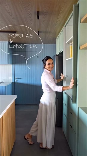 ROBERTO | MARCENARIA ALTO PADRÃO on Instagram: "Portas escamoteável é um sistema onde a ferragem permite a porta ao abrir entrar na lateral do móvel. Você pode ocultar espaços na casa ou apartamento que gostaria que a visita não visse. Escritórios Lavanderia Churrasqueira Área do café Entre outros conforme sua necessidade. E aí, seu projeto tem portas escamoteável?"