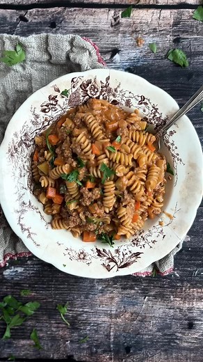 Hamburger Helper® maison - lecoupdegrace.ca - Préparation 30 min Cuisson 25 min Portions 6 2 c. à soupe d’huile d’olive 2 carottes moyennes, pelées et coupées en mini-cubes (1 tasse) 1 oignon espagnol, haché finement 2 grosses gousses d’ail, hachées finement 1 courgette moyenne, coupée en mini-cubes (1 tasse) 1 lb de boeuf haché mi-maigre 1 c. à thé de persil séché 1 c. à thé d’origan séché 1 c. à thé de paprika 1 1/2 tasse de lait 1 1/2 tasse de bouillon de boeuf faible en sel Une canne (398ml)