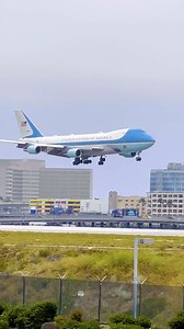 AIR FORCE ONE BOEING 747-200B LANDING AT LOS ANGELES INTERNATIONAL AIRPORT #fyp #la #losangeles #laxairport #planespotting #planespotter #planespotters #aviation #pilot #flightattendant #cabincrew #takeoff #aircraft #viral #viralvideos #landing #bigplanes #airforceone | Nvd Aviation