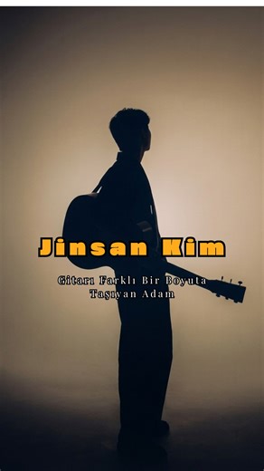 Orjinal Sesler on Instagram: "Gitar başında izlediğiniz bu genç yetenek, modern fingerstyle dünyasının son dönemdeki en heyecan verici isimlerinden biri olan Güney Koreli Jin San Kim. 🇰🇷 Dinlediğiniz parça ise "CROW"🎶 Aslında bir oyunun tanıtımı için bestelenmiş olsa da Jin San Kim’in elinde epik bir solo performansa dönüşmüş durumda. Gitara sadece bir enstrüman gibi değil, aynı anda hem bir davul hem de koca bir orkestraymış gibi davranması parçanın o "savaşçı" ruhunu ta