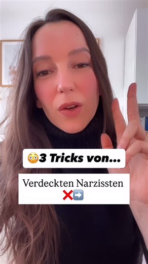 Narzissmus | Psychologin | Merit 👩🏻‍⚕️ on Instagram: "😱 SO PERFIDE… kann verdeckter Narzissmus sein ⬇️ 3 Tricks decke ich heute als Psychologin für euch auf 💪 Denn: verdeckter Narzissmus… ❌ macht schleichend Angst, Unsicherheit und Selbstwertprobleme ❌ spielt oft die Opferrolle aus ❌ isoliert dich von deinem Umfeld und schafft es unter Umständen sogar, dass deine Freunde und Familie gegen dich arbeiten Daher habe ich mir die Zeit genommen und dieses Video für euch aufgenommen. Dort zeige ich
