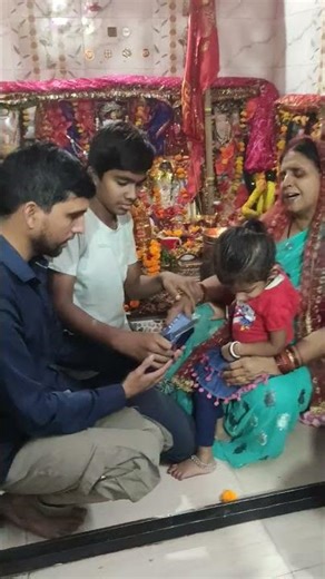 मां को मिला उनका पहला मोबाइल 😊😍 #youtubeshorts#viralreels#shorts#maa#love#mother#song