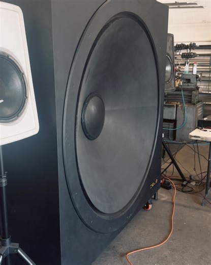 No, this isn’t AI, it’s a 60” sub 🤯 Had the opportunity to visit DEUS Audio when I landed in Salt Lake City on my recent tour. This speaker is absolutely NEXT LEVEL, veeeery weighty whilst staying clean and tight. The team at DEUS do not mess about! Had to test some new music on this bad boi whilst I was there too didn’t I 🔊🔊🔊 | ENIGMA DUBZ