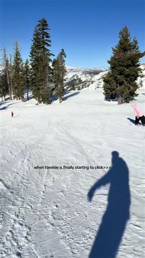 a bruised but cheek , probably a minor concussion & one breakdown later but she’s finally getting it hehe🙂‍↕️ *I have a helmet on under my hoodie* #fyp #snowboarding #girlytok #snowbunny