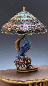 One of my earlier designs, this Tiffany peacock lamp has been very popular.. #esthersminiatures #dollhouseminiatures #poppenhuis #dollhouse #puppenhaus #casademuñecas #casadellebambole | Esther's Miniatures