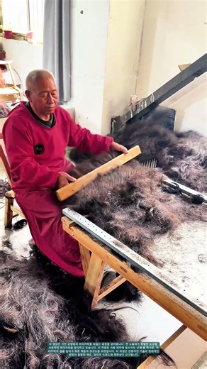 가발 공장에서 머리카락 다듬기: 전통과 기술의 만남