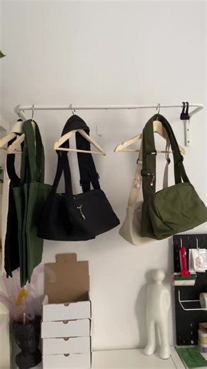 Stylish Wall-Mounted Bag Display Ideas