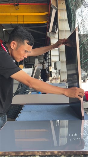 Cận cảnh vệ sinh cánh kính 3 lớp Chất Sài Gòn .