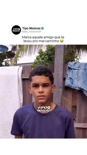 TIPO MÚSICAS on Instagram: "Segue Agora👆👆. História de um Seguidor Nomes mudados, recebi no direct. Primeiro, já começou errado: o pessoal comprou pouca cerveja. Aí, claro, o povo apelou pra vodka, gin e até vinho barato. Resultado? Duas horas de festa e já tinha gente caindo na grama. Aí vem a parte boa: fulano, todo romântico, fez um discurso lindo pra namorada no meio da galera… só que a mina tava na piscina pegando outro cara. Eu fiquei sem reação, parecia novela da Globo, sério. Enquanto 