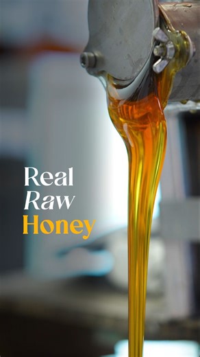 There’s something so calming about watching raw honey pour. That slow, thick flow is a sign of purity. It hasn’t been heated or mixed with anything, no syrups, no additives, just pure, raw honey. After the honeycomb is collected from the hive, the thin layer of wax that seals each cell is gently removed, and the frames are placed into a spinner. The spinning motion naturally draws the honey out, no heat, no pressure, keeping all the natural goodness the bees created. That’s why it pours like thi