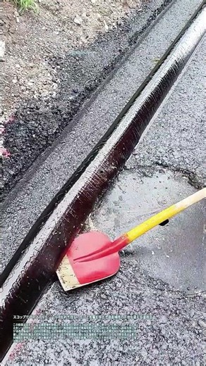 スコップでアスファルトシール材を剥ぎ取る：古い止水層を除去し路面補修の下地を整える道路工法