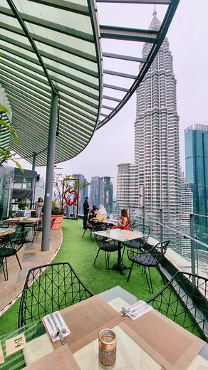 Envi SkyDining at Menara TA One, Jalan P. Ramlee, KL. Opens everyday. Weekdays, 11am-3pm,5pm-12am. Weekends, 5pm-12am. Beautiful view, outdoor seating is the best 😍. Gets full at night, make a reservation if you want to sit outdoor. #MakanEmoji #MYfoodie #jalanjalancarimakan #foodiekl #thefoodbunnymy #enviskydining #rooftopbarkl #kualalumpur #klcc #pizza @enviskydining