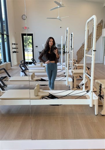 Every now and then I demo a few exercises during class! This way I can feel it in my own body, visually show my clients what it’s supposed to look like, and then walk around to check everyone’s form. Some clients are visual learners and the words don’t always get through to them! 💖 love these clients and the studios I teach at 💕