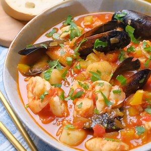 An easy take on a classic Italian-American dish, this Cioppino recipe, also known as seafood stew or seafood cioppino, is warm, hearty, and incredibly delicious! ❤❤❤ FULL RECIPE: https://www.chewoutloud.com/cioppino-seafood-stew/ ✨ FOLLOW @chewoutloud for more delicious recipes ✨ Get 25 FREE Summer Must-Have Recipes https://mailchi.mp/chewoutloud/summer-menu #CioppinoRecipe #SeafoodStew #ItalianSeafood #HealthyRecipes #HomeCooking | Chew Out Loud