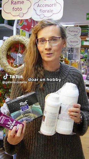 💫 Transformă rasina UV într-o bijuterie! 💫 Creează pandantive minunate acasă cu doar câteva produse simple! 🌟 Urmărește tutorialul nostru rapid și vezi cum folosim o matriță de silicon și rășină UV pentru a crea un pandantiv 😍 🕒 Numai 2 minute în lampa UV și e gata! #RasinaUV #DIYJewelry #CraftingWithResin #bijuterii #TutorialDIY #Pandantive #Creativitate #HandmadeJewelry #ResinArt