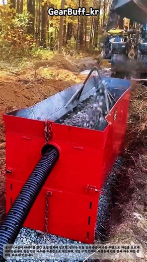 도랑 안 배수관 위로 파쇄석을 균일하게 깔아 주는 현장 장치 #worker #process #construction #equipment #drainage