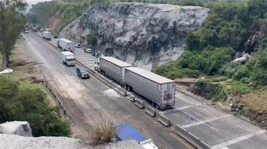 🔴 SE REANUDA LA CIRCULACIÓN EN LA AUTOPISTA LEÓN–AGUASCALIENTES Tras el choque de 3 tráileres en Cortijos de la Gloria, las autoridades ya retiraron los vehículos y el material derramado. La vialidad ya está abierta; maneja con precaución 🚧 #4Noticias | Noticias TV4