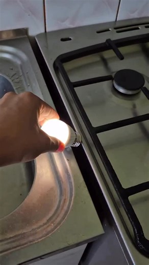 Elektryka prąd nie tyka on Instagram: "Kuchenka gazowo-elektryczna 😬⚡️💡 #awaria #elektryka #kuchnia #podnapięciem #elektrykapradnietyka ©️electricianploiesti.ro"