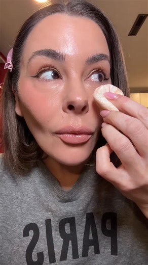 Erica Taylor on Instagram: "Powder in creasing undereyes will not end up well if we have texture, lines or dare I say wrinkles. Powder and wrinkles are typically a bad combo. I have worked and trained thousands of makeup artists and have had to correct under eye and over powdered skin for years. The reality is that techniques have to change as our skin changes and it’s ok but techniques need to be adjusted #makeupover40 #makeup #over40 #makeupartist #matureskinmakeup used @makeupbymario light po