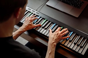 Roli Piano: el popular controlador MPE retroiluminado crece hasta las 49 teclas