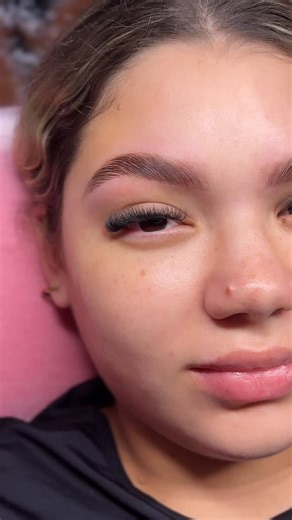 Pestañas | Cejas | Cursos on Instagram: "✨Cuando la técnica se aplica correctamente, los resultados hablan por sí solos. Laminado y pestañas realizados en una misma cita, respetando cada etapa del proceso. Ideal para quienes buscan verse bien y sentirse seguras desde el primer día 🤍 #santiagodechile #pestañas #lashartist #volumentecnológico #belleza #pestañaspeloapelo"