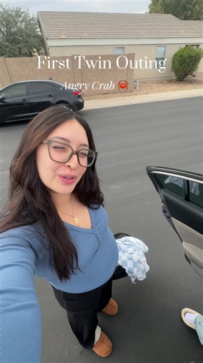 First Twin Outing: Smooth Experience with Newborns