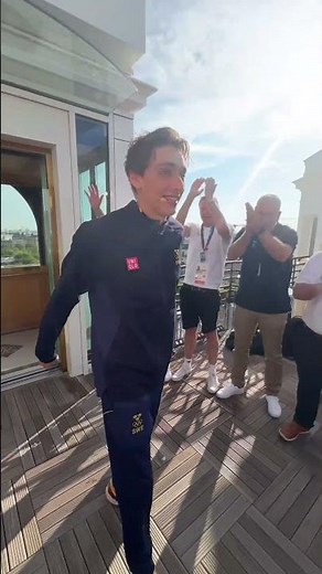 Armand Duplantis got a hero’s welcome coming into the Eurosport studio this morning 👏👏👏 #olympics