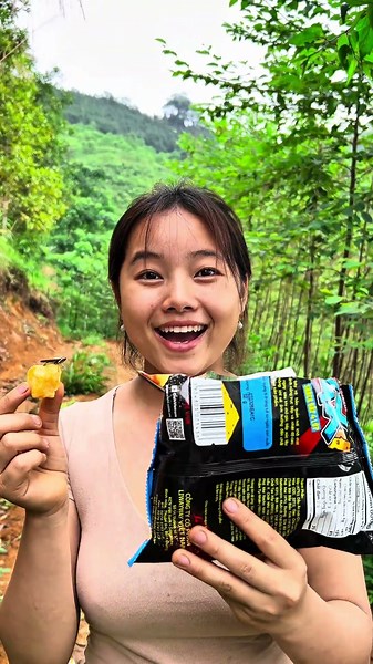 She helped a hungry grasshopper #survival #bushcraft #camping