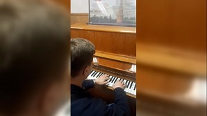 Hombre toca el piano para detenidos durante las protestas en Rusia
