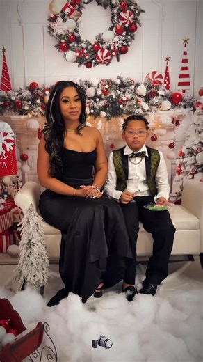 Everyone’s Favorite Photographer 📸 on Instagram: "The holidays are calling 🎅🏽✨ $40/hr Christmas setups — available NOW Perfect for families, couples & content creators 🎄📸 •Tis’ the season to book 📸 •Christmas vibes. Studio glow. -Studio Shoots 📸 -Real Estate Content 🏡 -Graduation 👨🏾‍🎓 -Recap Videos 🎥 -Corporate Head shots 🧑🏾‍💼 -Cover Art 🎨 -Wedding 👰🏾‍♀️ -BTS KING 👑 -Travel 🛫 -lifestyle Shoots 📸 #photos_by_neal #portrait #lennsacestudios #HoustonPhotographer #travelblogger #