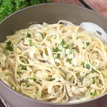 THE BEST HOMEMADE ALFREDO SAUCE EVER will be the ONLY recipe you ever need!! Every single person RAVES about this recipe! PRINTABLE RECIPE HERE: http://therecipecritic.com/2016/02/the-best-homemade-alfredo-sauce-ever/ | The Recipe Critic