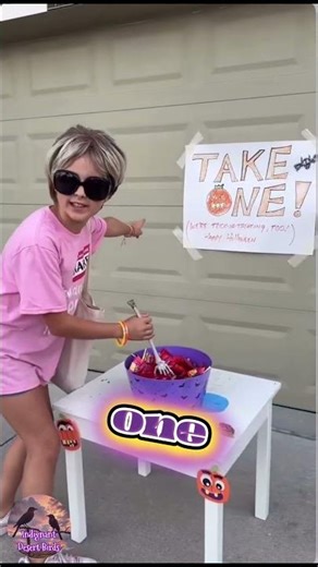 Child Karen terrorized a Halloween block and it’s hilarious. #halloweencostume