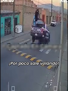 Todo ocurrió cuando el vehículo en el que se desplazaba pasó por un rompemuelle a gran velocidad. La fuerza fue tan extrema que el oficial salió disparado elevándose por los aires y quedando a milímetros de ser despedido de la unidad. 🎙@soyyorgely #ElDeber #Información #Noticias #policia #Viral #Perú