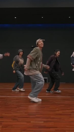 Le retour de BTS pourrait générer plus d’un milliard de dollars en un an ! Alors que le nouvel album du groupe est en préparation pour une sortie au printemps 2026, Billboard a estimé l’impact financier de ce dernier, ainsi que de la tournée associée, en se basant sur quatre sources de revenus : la billetterie, les ventes de CD et vinyles, les produits dérivés et le streaming. Ce calcul vise à chiffrer le revenu brut généré par l’album et la tournée de BTS. Sur certains volets de revenus, en par