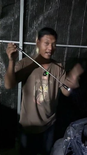 Magnetic flashlight with extendable/retractable head