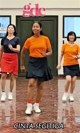 Line Dance Cinta Segitiga di GDC Merauke