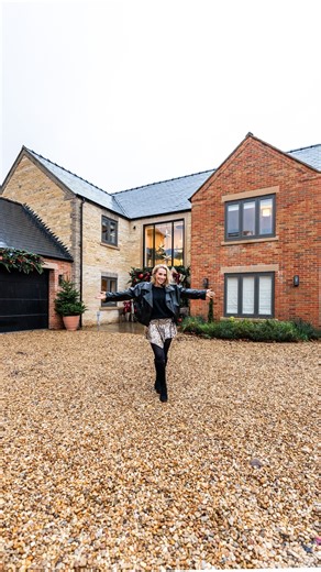 LAURA HAMILTON on Instagram: "Speed tour → £1.99 → Your new Christmas home? 🎁 . . . Here’s what I spotted inside this £900,000 beauty: 🔥 The cosiest log-burner lounge 🍽️ A gorgeous German Leicht kitchen with Siemens appliances ✨ A stunning glass galleried landing (it’s a show-stopper!) 🌡️ Underfloor heating across the whole ground floor 🌳 A big garden and Indian sandstone patio 🌅 Peaceful, private views over Dunston Beck 🚗 And yes… a double garage too! . . . Winner announced LIVE on Chris