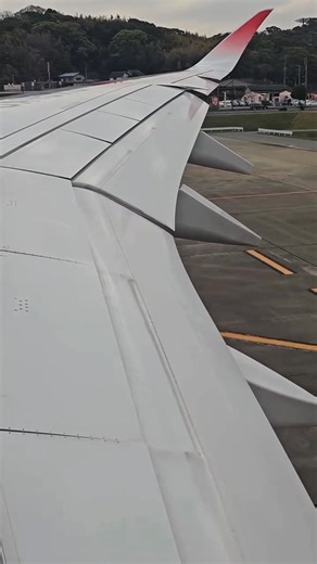 That whiiir when the A350 flaps move — oddly satisfying, and you just want to hear it again. Aviation perfection in motion. #A350 #AirbusA350 #FlapSound #AvGeek #AircraftLovers #AviationASMR #PlaneSpotting #JetWhisper | Aviation Gallery