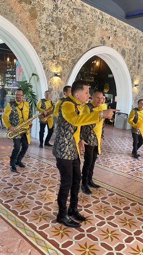 Debes estar confundida, o había un tipo igualito a mi 🤙✨🎶Se viene un nuevo álbum #Negativo Gracias a La Popular por el espacio que nos brindaron el día de hoy 😃👌 | La Banda Que Manda